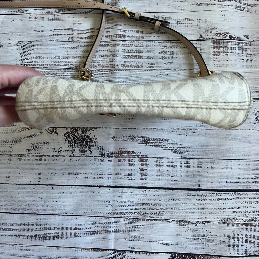 MICHAEL KORS HAMILTON TRAVEL MESSENGER CROSSBODY BAG VANILLA/ACORN GOLD NWOT - Picture 6 of 10